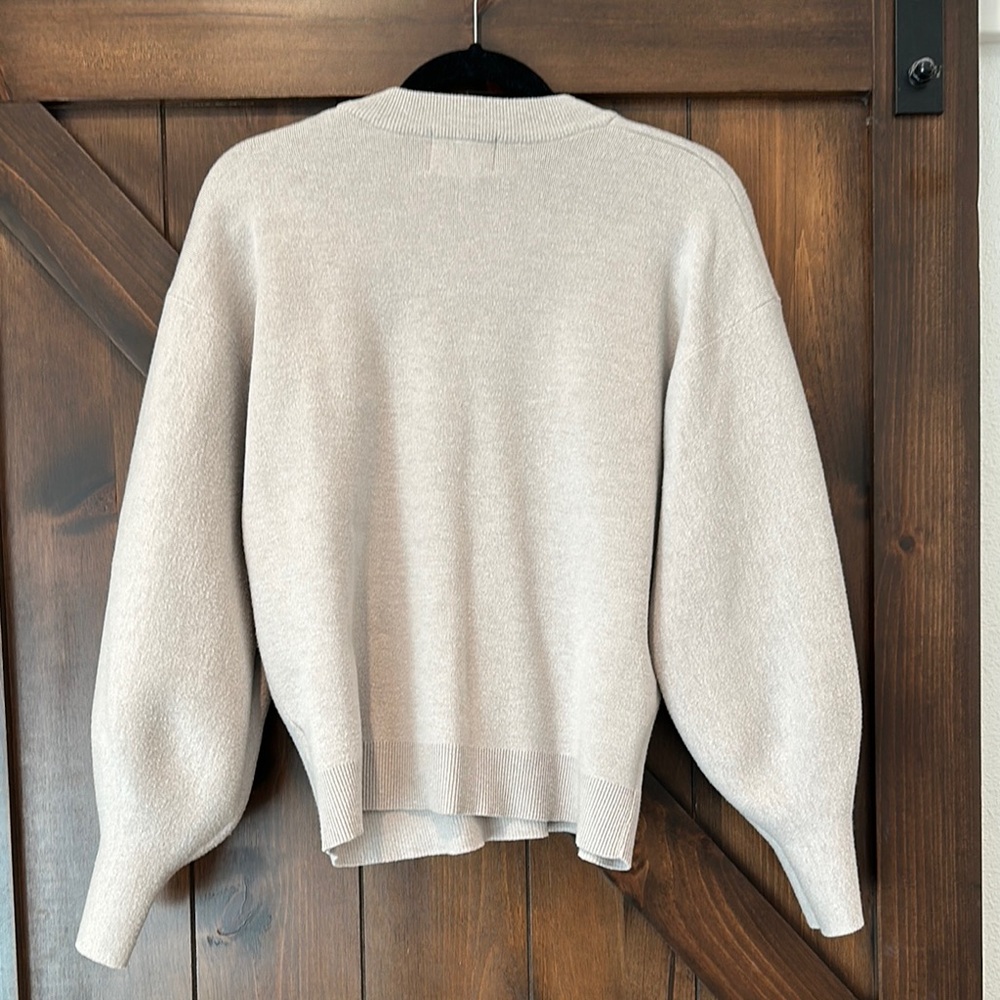 Elegant Gray Crew Neck Sweater - Picture 4 of 4